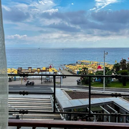 Splendido Appartamento Con Vista Mare Su Piazza Dante Varazze Exterior foto