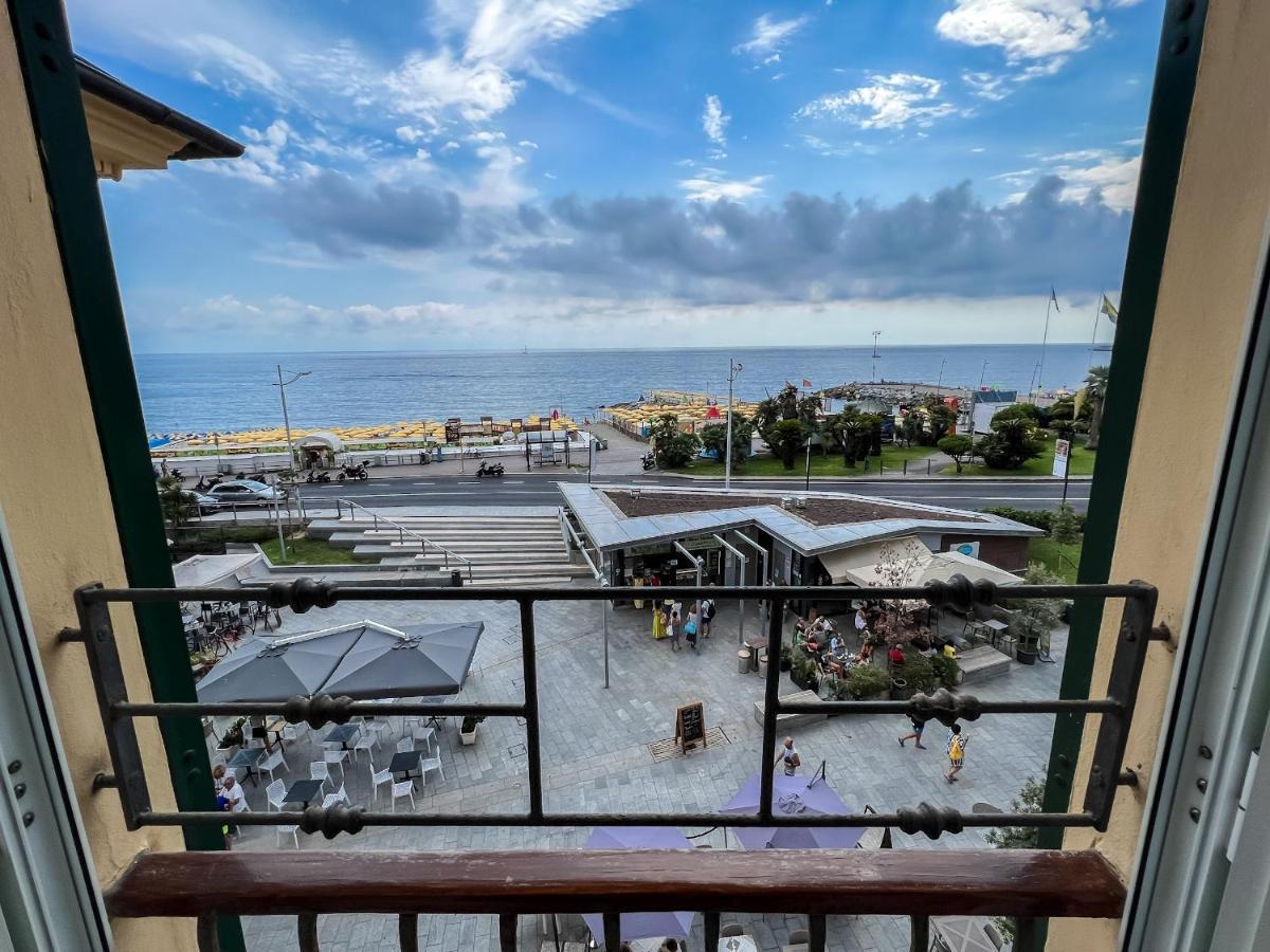 Splendido Appartamento Con Vista Mare Su Piazza Dante Varazze Exterior foto